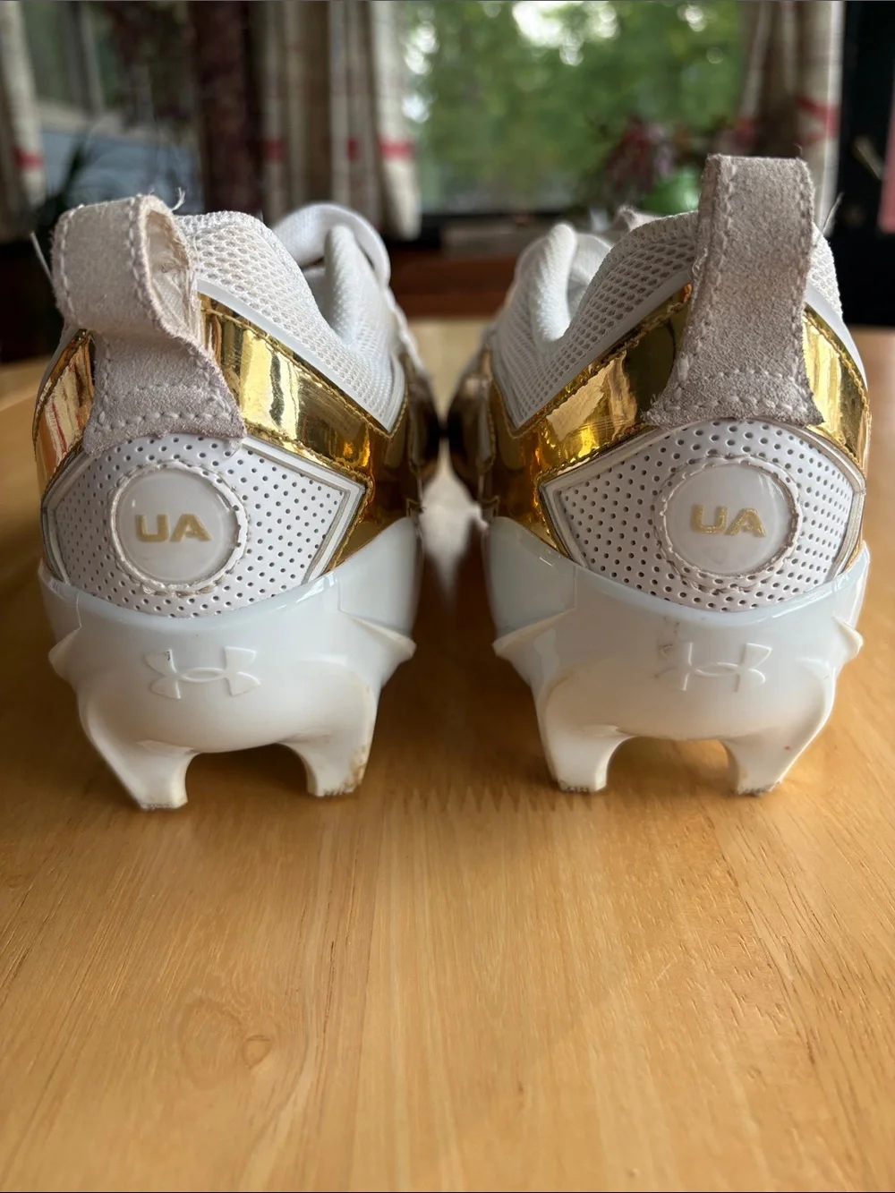 🏈 UA Spotlight HOVR Icon Low Football Cleats. Gold and White. Size 11. EUC